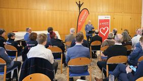 Malteser Dr. Jörg Freiherr Frank von Fürstenwerth hält eine Laudation für Dr. Reiner Haseloff