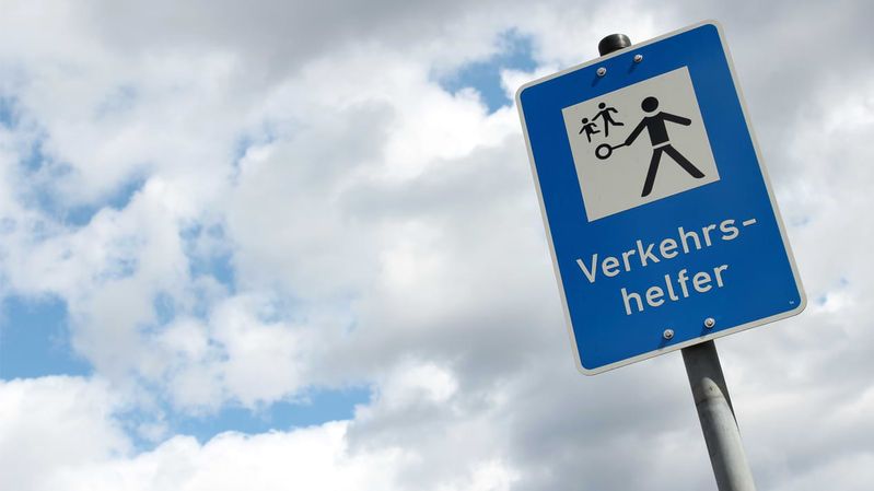 Das Verkehrsschild „Verkehrshelfer“ vor einem wolkenverhangenen Himmel