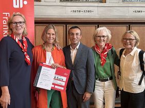 Bild (vlnr.): Sigrid Bohn (Stadtbeauftragte FFM), Barbara von Brühl, Oberbürgermeister Stadt Frankfurt Mike Josef, Elsi Rautenberg (Stadtbeauftragte FFM) und Gabi Becker-Hassemer (ärztliche Leitung). (Foto: Malteser Limburg)
