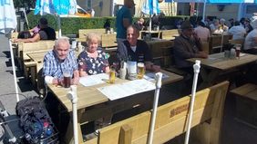 Herr G. mit Gefährtin und Betreuern im Bräustüberl