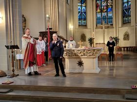 Die Leiterin des Hospizdienstes, Christa Wübben, bei ihrer Rede im Altarraum der Kirche