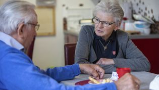 Zwei Senioren unterhalten sich