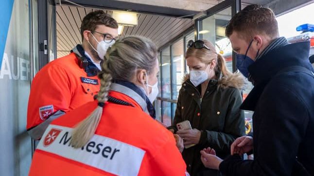 Mitarbeitende der Malteser helfen Geflüchteten. 