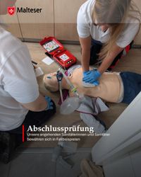 Zwei Einsatzkräfte üben an einer Puppe die Herz-Lungen-Wiederbelebung