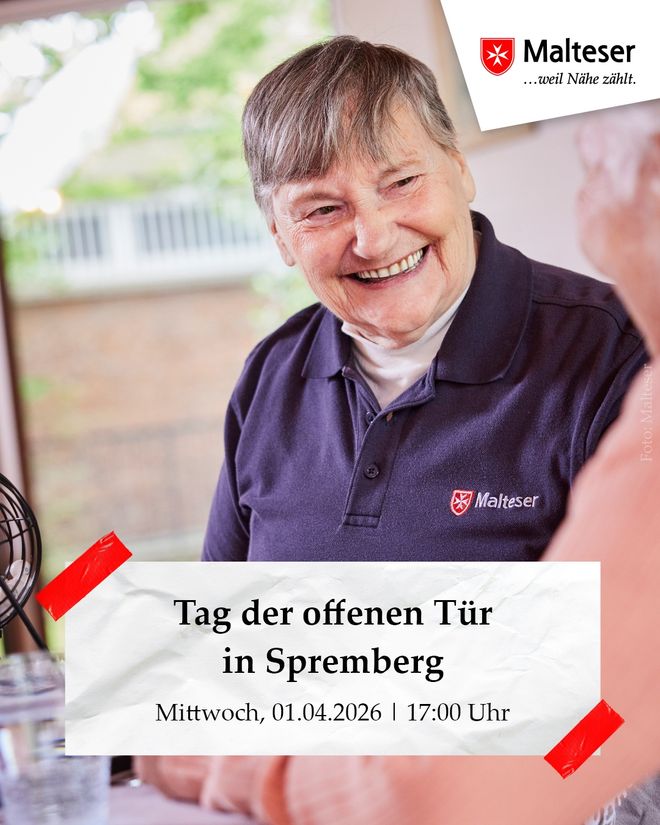 Eine Person in Malteser-Bekleidung sitzt an einem Tisch in einem hellen Raum. Auf der Brust ist das Malteser-Logo sichtbar. Im Vordergrund ist ein weiterer Gesprächspartner angeschnitten. Unten im Bild befindet sich ein weißes Hinweisschild, mit rotem Klebeband befestigt, auf dem steht: „Tag der offenen Tür in Spremberg – Mittwoch, 01.04.2026 | 17:00 Uhr“. Oben rechts ist das Malteser-Logo eingeblendet.