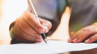 Es ist eine Nahaufzeichnung einer Testament Unterzeichnung zu sehen.