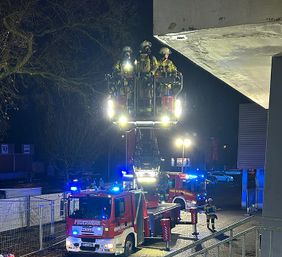 Einsatzkräfte der Feuerwehr auf Drehleiter