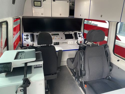 Einsatzleitwagen ELW1 des Malteser Hilfsdienstes in Neuwied (Funkarbeitsplätze))