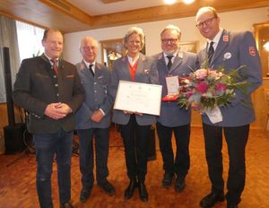 Es gratulierten Ilona Gräfin von La Rosée Diözesanleiter Max-Georg Graf von Arco auf Valley (v.r.), Diözesangeschäftsführer Rainer F. Breinbauer sowie Ordensmitglied Dr. Karl Benedikt Freiherr von Moreau (v.l.) und der ehemalige Diözesanleiter Georg Adam Freiherr von Aretin. 