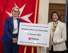 Eine Gedenktafel wird enthüllt. Foto: Lux / Malteser