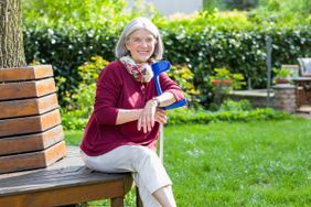 Der Malteser Hausnotruf schenkt älteren Menschen Sicherheit in der vertrauten Umgebung. Foto: Kathrin Harms/Malteser