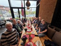 Gruppenfoto der Gäste und Ehrenamtlichen des Mobilen Einkaufswagens der Malteser Wallenhorst