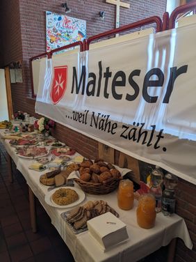 Das Buffet unterhalb des großen Malteser Banners