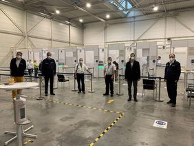 Besuch im Impfzentrum des Landkreises Limburg-Weilburg (von links): Diözesangeschäftsführer Gregor Goetz, Präsident Georg Khevenhüller, Kreisbeauftragter Jürgen Briegel, Christian Darantik (Organisatorischer Leiter der Impfstraße), Dominik Verclas vom Impfzentrum und der Leiter der Notfallvorsorge, Holger Rädisch. 