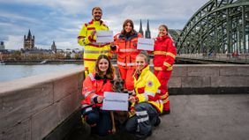 „Mer sin för üch do“: Einsatzkräfte des ASB Köln, der DLRG, des DRK-Kreisverband Köln, der Johanniter und der Malteser im Einsatz für die Jecken in Köln. Foto: Kian Shahbodaghi