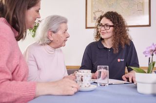 Demenzkoordinatorin der Malteser berät eine Dame mit demenzieller Erkrankung und eine zugehörige Frau.