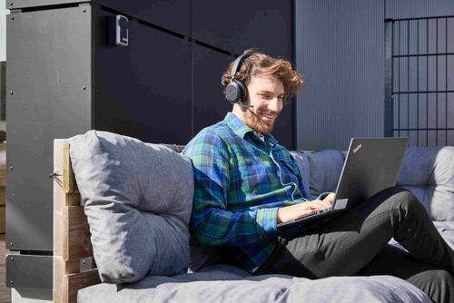 Ein junger Mitarbeiter der Malteser arbeitet am Laptop.