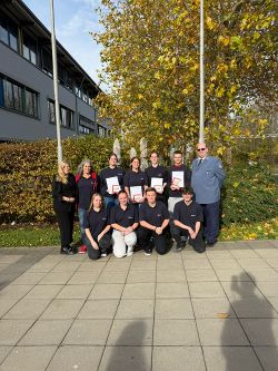 Übergabe der Berufungsurkunde zu Einsatzsanitätern.