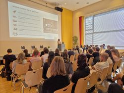 Jugendbildungsreferentin Susanne Kaiser hält einen Impulsvortrag vor den Teilnehmenden des Fachtags.