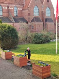 Die Malteser laden in den Hochbeetgarten ein 