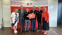 Gruppenfoto mit Scheckübergabe (Foto Kreissparkassenstiftung). 