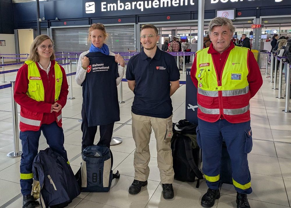 Kilian Müller (2.v.r.) mit dem Team von Malteser International vor dem Abflug nach Mayotte