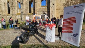 Ehrenamtliche im Hospizdienst begrüßen die Motorradfreunde
