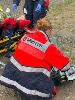 Eine angehende Notfallsanitäterin übt den Ernstfall.