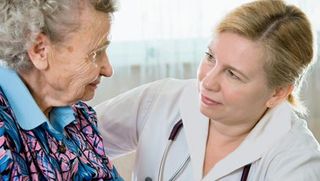 Eine Seniorin spricht mit einer ambulanten Pflegerin.