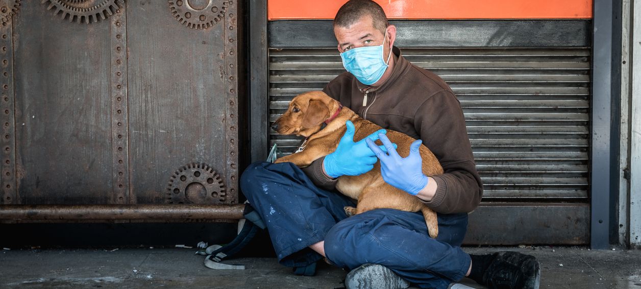 Mann mit Hund auf dem Arm