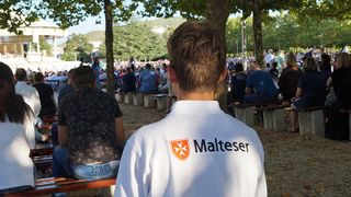 Malteser Sanitäter beim Gottesdienst in Medjugorje