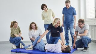 Die stabile Seitenlage wird beim Erste-Hilfe-Kurs geübt.