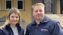 eine Frau und ein Mann in Malteser Dienstbekleidung