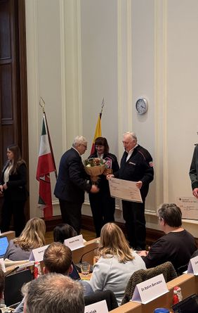 Wolfgang und Beate Schiedel (rechts und Mitte) nehmen den Preis von Bürgermeister Markus Püll (links) entgegen.