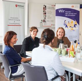 Malteser-Mitarbeitende im Gespräch mit Bundesfamilienministerin Lisa Paus.