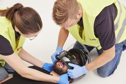 Eine Frau und ein Mann leisten Erste Hilfe (Foto: Malteser)