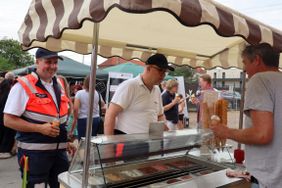 Ein Einblick in das rege und bunte Treiben am vergangenen Samstag rund um das Malteser Zentrum. Geboten wurden afghanischer Tanz, Vorstellung des Besuchs- und Begleitungsdienstes mit Hund, gemeinsame Katastrophenschutz-Übung mit dem THW sowie einen Vortrag zum Thema Patientenverfügung und Co. Fotos: Malteser Fulda/Antonia Sauer