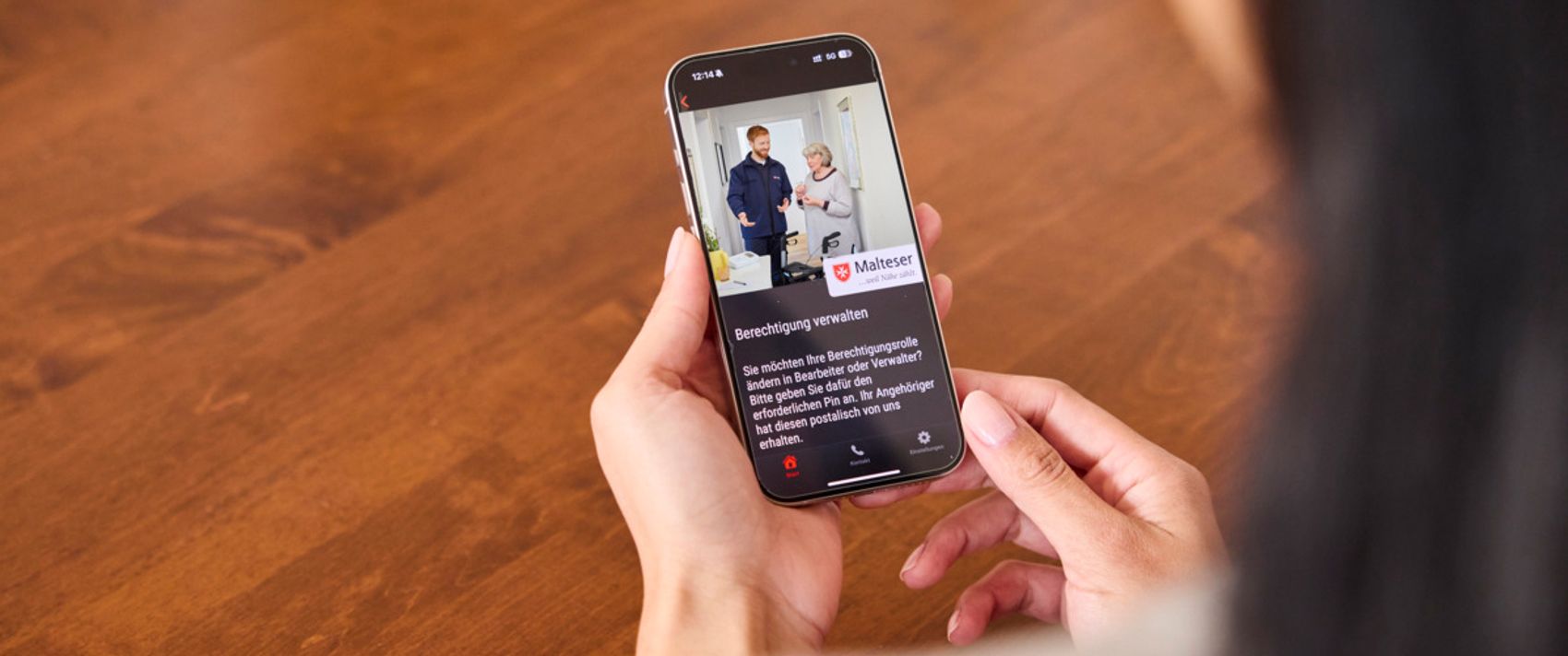 Nahaufnahme einer Frau, welche die App Hausnotruf + nutzt.