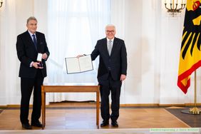 Dr. Wolfgang Kauder, Leiter der Malteser Medizin für Menschen ohne Krankenversicherung in Darmstadt, wurde von Bundespräsident Frank-Walter Steinmeiner mit dem Verdienstorden der Bundesrepublik Deutschland ausgezeichnet. Foto: Bundesregierung / Gero Breloer