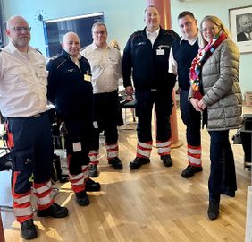 Hoher Besuch im Einsatzstab: Stadtdirektorin Andrea Blome (re.) hat sich einen Überblick zum Sanitätseinsatz am "Elften im Elften" verschafft und mit einzelnen Stabsmitgliedern gesprochen. V.l. Tobias Steinecke, Dominik Frisch, Fabian Devant, Einsatzleiter Alexander Quantius und Johannes Pütz.