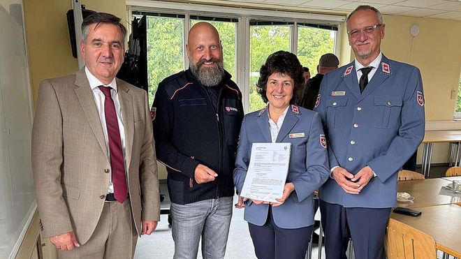 Landrat im Harz und Mitarbeiter des Malteser Hilfsdienstes freuen sich drauf, die Zusammenarbeit im Rettungsdienst fortzusetzen.