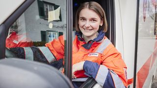 Nahaufnahme einer Rettungshelferin der Malteser, welche den Rettungswagen fährt.