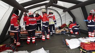 Einsatzkräfte des Malteser Hilfsdienstes betreuen Patienten in einem Zelt des Katstrophenschutzes