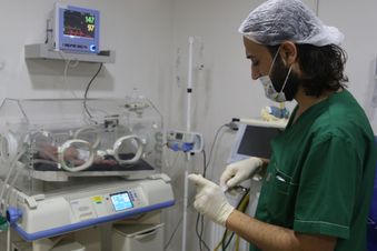 Ein Baby in einer medizinischen Einrichtung eines Partner von Malteser International im Nordwesten Syriens. Foto: IDA