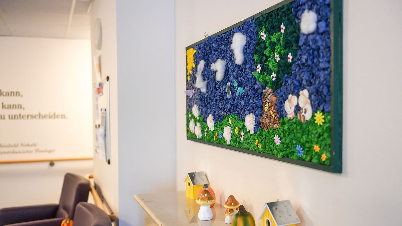 Ein buntes Bild an der Wand der Einrichtung der Jungen Pflege