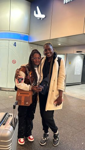 Die beiden Pflegeschülerinnen Ornella Tchato Djomegni und Angeline Deh Njie aus Kamerun bei ihrer Ankunft am Frankfurter Flughafen. (Foto: Malteser Speyer)