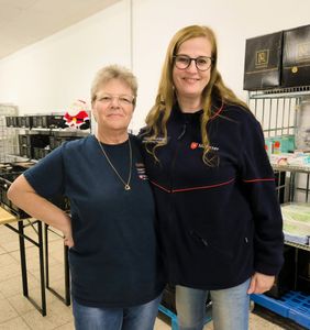 Zwei Frauen stehen lachend in den neuen Räumen der Tafel Frankenthal