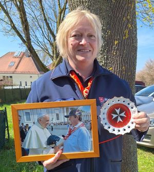 Silvia Seidl mit einem Bild auf welchem sie mit dem Papst zu sehen ist