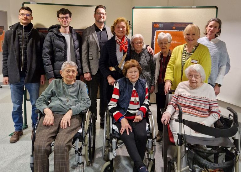 Gruppe von Menschen bei der Eröffnung einer Ausstellung
