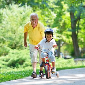 Glücklicher Senior mit kleinem Kind im Park